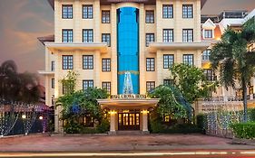 The Suite By Royal Crown Hotel